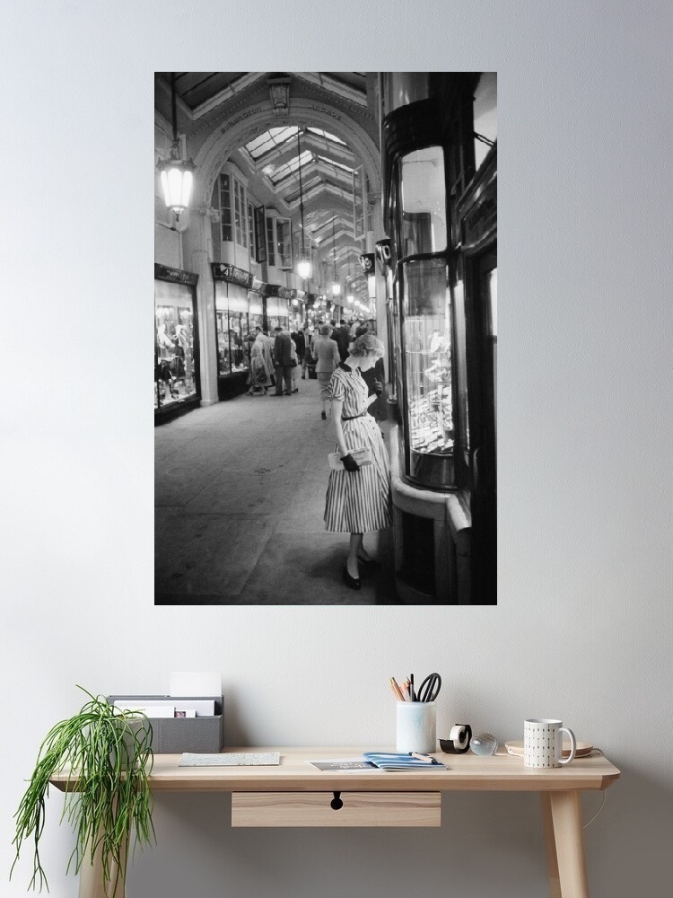 Street Fashion Photographers - Slim Aarons, Burlington Arcade - Fotografía